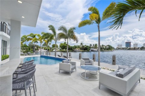 House in Pompano Beach, Florida 5 bedrooms, 578.78 sq.m. № 2392613 - photo 15
