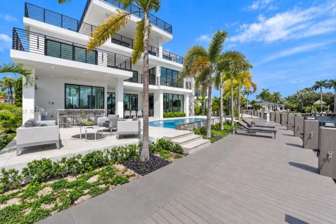 House in Pompano Beach, Florida 5 bedrooms, 578.78 sq.m. № 2392613 - photo 9