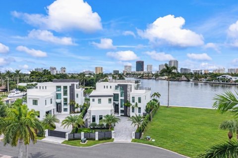 House in Pompano Beach, Florida 5 bedrooms, 578.78 sq.m. № 2392613 - photo 4