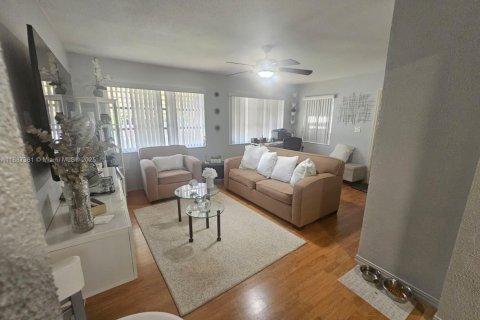 Casa en venta en Tamarac, Florida, 2 dormitorios, 96.43 m2 № 1933028 - foto 2