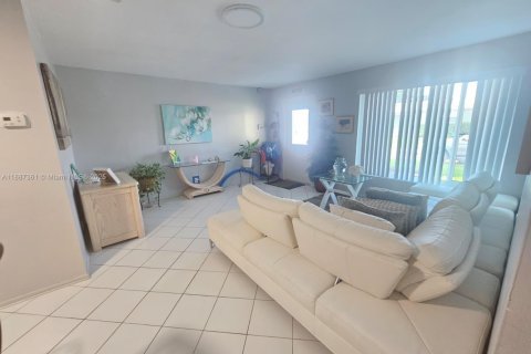Casa en venta en Tamarac, Florida, 2 dormitorios, 96.43 m2 № 1933028 - foto 9
