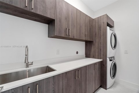 Casa en alquiler en Doral, Florida, 5 dormitorios, 377.83 m2 № 1996311 - foto 24