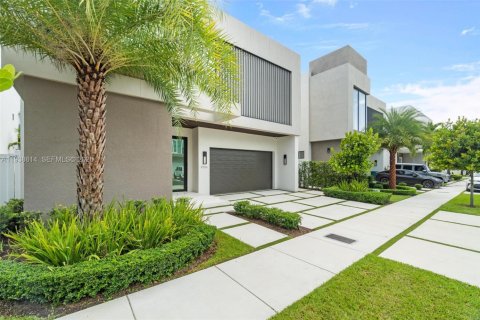 Casa en Doral, Florida 5 dormitorios, 377.83 m2 № 1996311