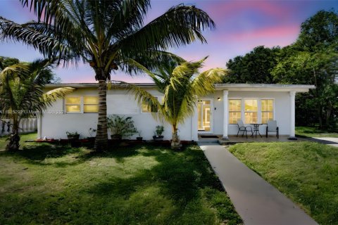 House in Miami Gardens, Florida 4 bedrooms, 130.25 sq.m. № 1792615 - photo 1