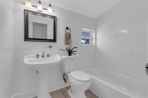 House in Miami Gardens, Florida 4 bedrooms, 130.25 sq.m. № 1792615 - photo 18