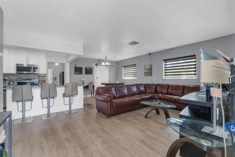House in Miami Gardens, Florida 4 bedrooms, 130.25 sq.m. № 1792615 - photo 27