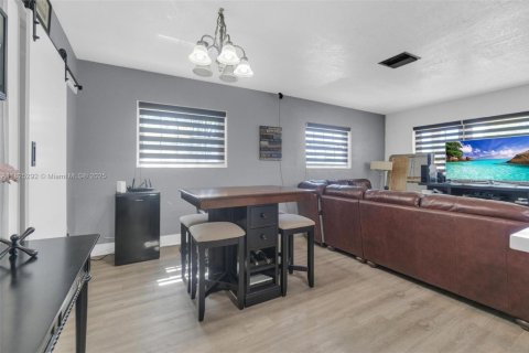 House in Miami Gardens, Florida 4 bedrooms, 130.25 sq.m. № 1792615 - photo 29