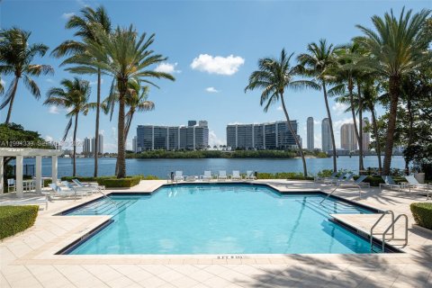 Condominio en Aventura, Florida, 2 dormitorios № 2052590