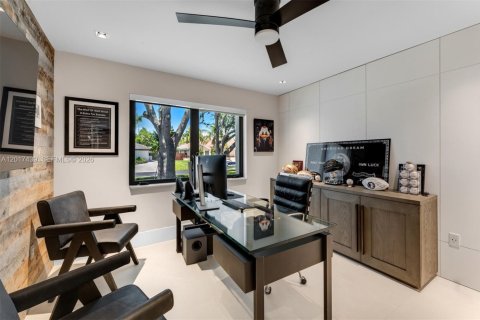 Villa ou maison à vendre à Miami, Floride: 5 chambres, 375.23 m2 № 2084809 - photo 16