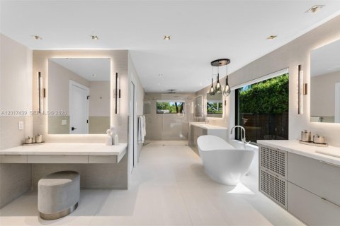 Villa ou maison à vendre à Miami, Floride: 5 chambres, 375.23 m2 № 2084809 - photo 18