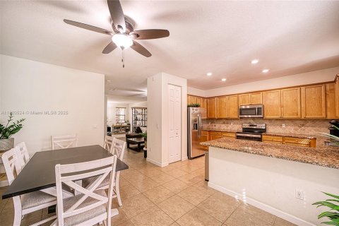 House in Coconut Creek, Florida 3 bedrooms, 136.19 sq.m. № 1779631 - photo 11