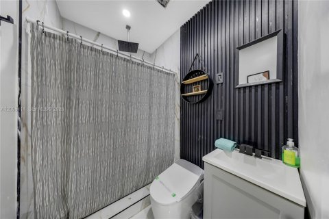 House in Miami, Florida 5 bedrooms, 206.71 sq.m. № 2392096 - photo 14