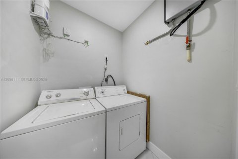 House in Miami, Florida 5 bedrooms, 206.71 sq.m. № 2392096 - photo 23