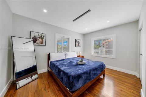 House in Miami, Florida 5 bedrooms, 206.71 sq.m. № 2392096 - photo 13