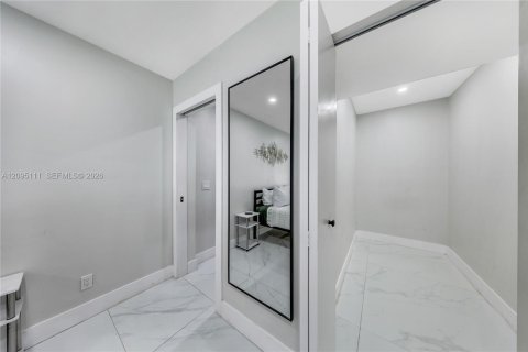 House in Miami, Florida 5 bedrooms, 206.71 sq.m. № 2392096 - photo 19
