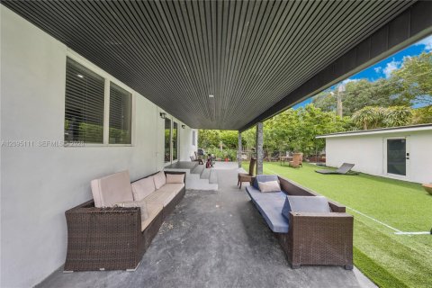 House in Miami, Florida 5 bedrooms, 206.71 sq.m. № 2392096 - photo 24