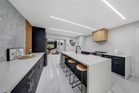 House in Miami, Florida 5 bedrooms, 206.71 sq.m. № 2392096 - photo 9