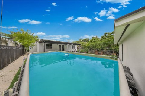 House in Miami, Florida 5 bedrooms, 206.71 sq.m. № 2392096 - photo 26