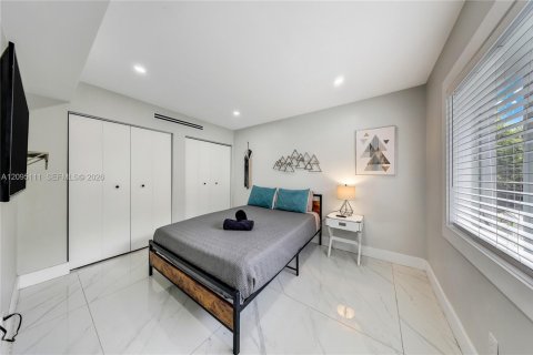 House in Miami, Florida 5 bedrooms, 206.71 sq.m. № 2392096 - photo 22