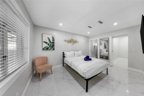 House in Miami, Florida 5 bedrooms, 206.71 sq.m. № 2392096 - photo 18