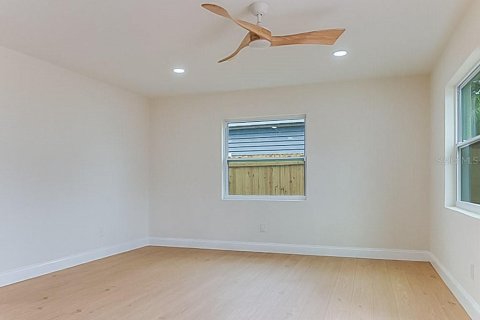 House in Pinellas Park, Florida 3 bedrooms, 130.43 sq.m. № 1773783 - photo 8