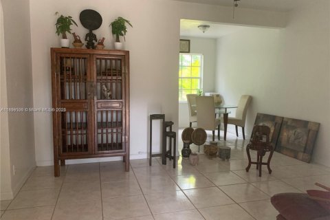 Casa en alquiler en North Miami, Florida, 2 dormitorios, 83.61 m2 № 1951361 - foto 1