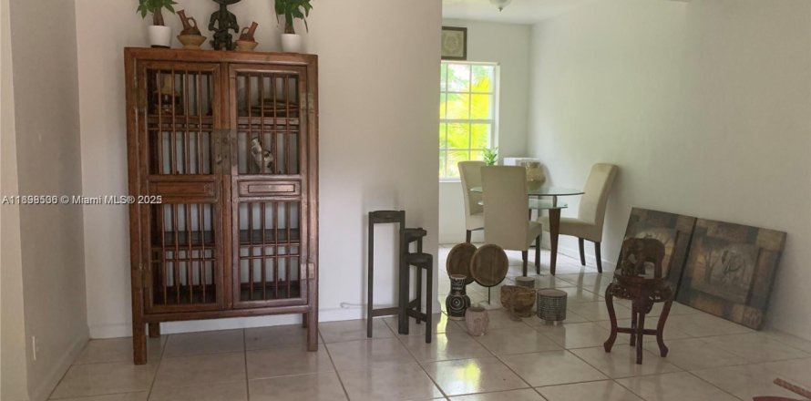 Casa en North Miami, Florida 2 dormitorios, 83.61 m2 № 1951361
