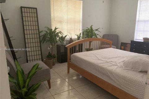 Casa en alquiler en North Miami, Florida, 2 dormitorios, 83.61 m2 № 1951361 - foto 3