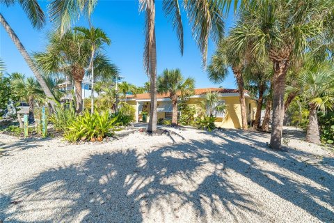 House in Placida, Florida 3 bedrooms, 139.35 sq.m. № 2136055
