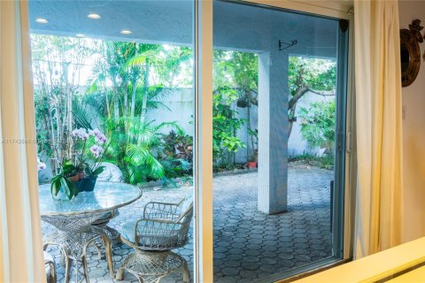 Villa ou maison à vendre à Miami, Floride: 3 chambres, 172.24 m2 № 1960004 - photo 24