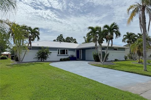 House in Punta Gorda, Florida 3 bedrooms, 175.03 sq.m. № 1912023 - photo 1
