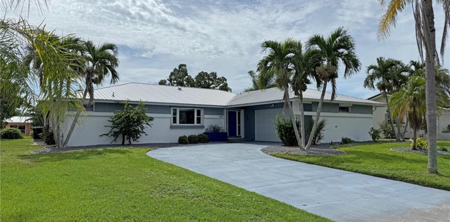 House in Punta Gorda, Florida 3 bedrooms, 175.03 sq.m. № 1912023