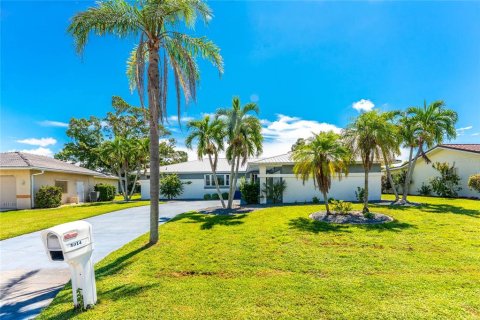 House in Punta Gorda, Florida 3 bedrooms, 175.03 sq.m. № 1912023 - photo 4