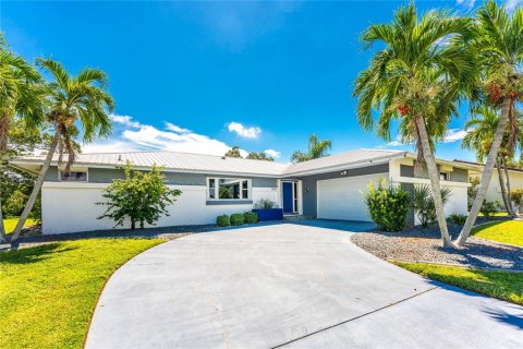 House in Punta Gorda, Florida 3 bedrooms, 175.03 sq.m. № 1912023 - photo 3
