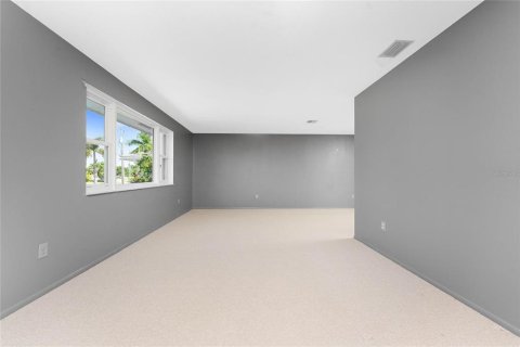 House in Punta Gorda, Florida 3 bedrooms, 175.03 sq.m. № 1912023 - photo 7