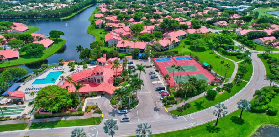 House in Delray Beach, Florida 3 bedrooms, 131.46 sq.m. № 1129070
