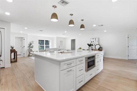 House in Umatilla, Florida 4 bedrooms, 208.19 sq.m. № 2226388 - photo 5