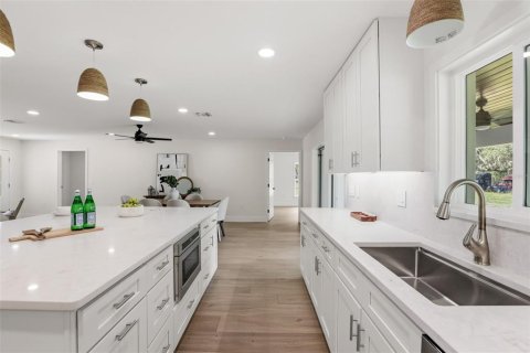 House in Umatilla, Florida 4 bedrooms, 208.19 sq.m. № 2226388 - photo 4