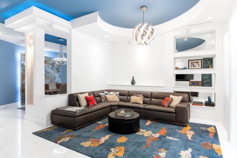 House in Miami, Florida 6 bedrooms, 455.04 sq.m. № 2169527 - photo 23