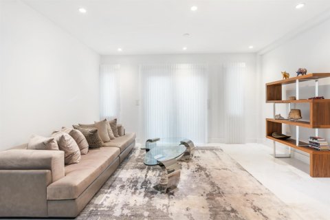 House in Miami, Florida 6 bedrooms, 455.04 sq.m. № 2169527 - photo 19