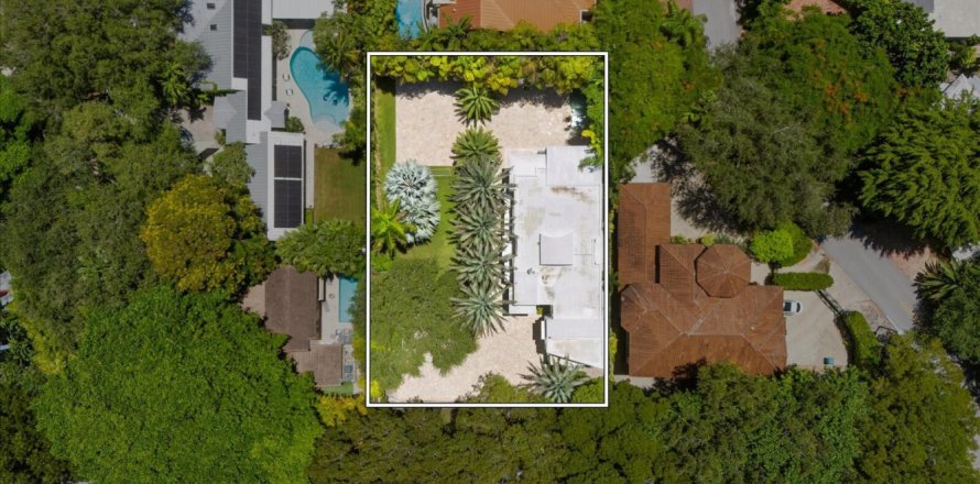 House in Miami, Florida 6 bedrooms, 455.04 sq.m. № 2169527