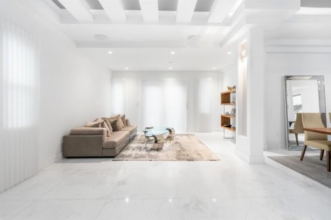 House in Miami, Florida 6 bedrooms, 455.04 sq.m. № 2169527 - photo 18