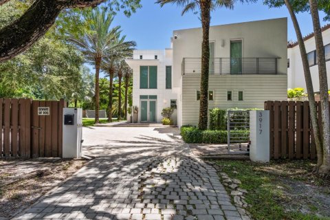 House in Miami, Florida 6 bedrooms, 455.04 sq.m. № 2169527 - photo 4