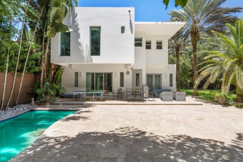 House in Miami, Florida 6 bedrooms, 455.04 sq.m. № 2169527 - photo 15