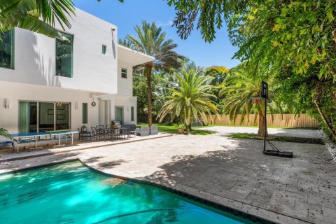House in Miami, Florida 6 bedrooms, 455.04 sq.m. № 2169527 - photo 16