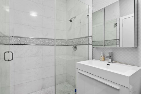 House in Miami, Florida 6 bedrooms, 455.04 sq.m. № 2169527 - photo 30
