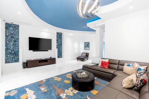 House in Miami, Florida 6 bedrooms, 455.04 sq.m. № 2169527 - photo 24