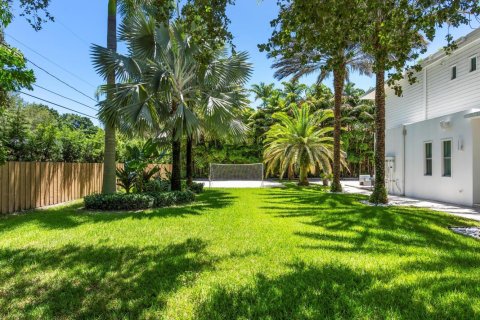 House in Miami, Florida 6 bedrooms, 455.04 sq.m. № 2169527 - photo 10