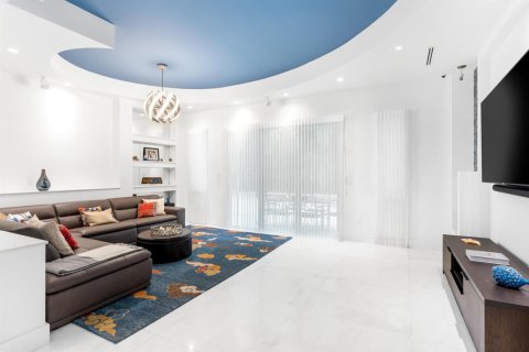 House in Miami, Florida 6 bedrooms, 455.04 sq.m. № 2169527 - photo 22