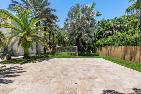 House in Miami, Florida 6 bedrooms, 455.04 sq.m. № 2169527 - photo 13